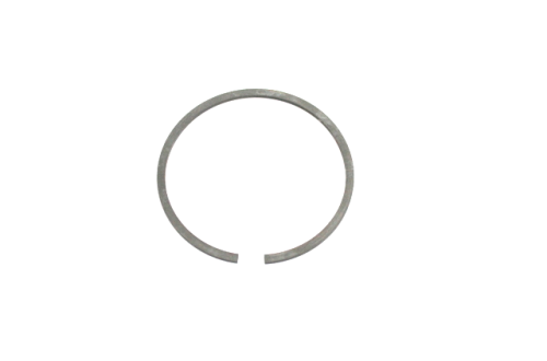 Pierścień tłoka 42mm x 1,2mm w kolorze metalicznym, okrągły, leżący na białym tle. Widoczne przerwanie na zewnętrznej krawędzi, co wskazuje na nowoczesny kształt. Idealny do pilarek, zapewniający odpowiednie uszczelnienie.