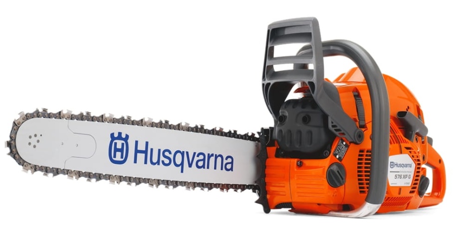Pilarka Husqvarna 576 XP® G w pomarańczowej obudowie z białym łańcuchem i prowadnicą. Produkt ukazany z boku w pozycji stojącej, z widocznym logo marki. Wysokiej jakości materiały oraz solidna konstrukcja dla profesjonalnych użytkowników.
