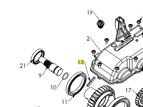 Zawleczka kultywatora TF 435P Husqvarna w zestawie z okrągłym mocowaniem i uszczelką, widoczna w szczegółowym schemacie. Elementy ułożone na jednolitym tle, kąt ujęcia z boku. W skład zestawu wchodzi także metalowa oś z widocznym oznaczeniem.