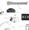 Sterowanie kultywatora TF 435P Husqvarna w zbliżeniu, przedstawiające elementy mechaniczne, w tym uchwyt i przyciski sterujące. Widoczny jest logo Husqvarna. Tło proste, szare, co podkreśla detale produktu. Elementy są nowe i dobrze widoczne.