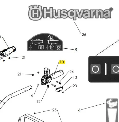 Sterowanie kultywatora TF 435P Husqvarna w zbliżeniu, przedstawiające elementy mechaniczne, w tym uchwyt i przyciski sterujące. Widoczny jest logo Husqvarna. Tło proste, szare, co podkreśla detale produktu. Elementy są nowe i dobrze widoczne.