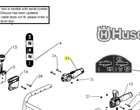 Sterowanie kultywatora TF 435P Husqvarna, widok z góry, czarne elementy mechaniczne, napisy z numerami i logo, detale mocowań i pokręteł, w tle instrukcja i schemat montażu z numerami części.