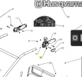 Zbliżenie na komponenty stop kultywatora TF 435P Husqvarna. Widoczne metalowe części: rura, elementy mocujące oraz instrukcje w formie symboli. Tło proste, bez odwracania uwagi. Szczegóły techniczne są wyraźne.