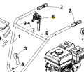 Dźwignia kultywatora TF 335 Husqvarna w układzie złożonym, z bliska widoczne metalowe uchwyty, rura z tworzywa i osprzęt montażowy na białym tle podkreślającym szczegóły konstrukcji.