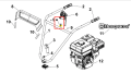 Linka sterująca kultywatora TF 335 Husqvarna, widoczna z boku, z metalową konstrukcją i ergonomiczną rączką. Części zamocowane do ramienia, z logo Husqvarna. Akcesorium o długości ok. 50 cm, w otoczeniu części kultywatora.