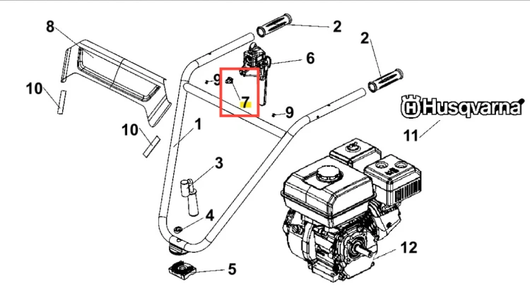 Linka sterująca kultywatora TF 335 Husqvarna, widoczna z boku, z metalową konstrukcją i ergonomiczną rączką. Części zamocowane do ramienia, z logo Husqvarna. Akcesorium o długości ok. 50 cm, w otoczeniu części kultywatora.