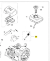 Korek wlewu paliwa do kultywatora TF 120 Husqvarna, czarny, metalowy, z widocznym otworem w górnej części. Złoty gwint u dołu, zapewniający mocowanie. Zbliżenie na detal korka, umieszczony w prostym tle, co podkreśla jego cechy konstrukcyjne.