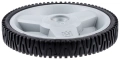 Koło kosiarki LB 155S Husqvarna, plastikowa osłona w kolorze szarym z żłobieniami, czarnym gumowym bieżnikiem. Ujęcie z boku, widoczne logo Husqvarna w centralnej części. Produkt leży na płaskiej powierzchni, gotowy do montażu.