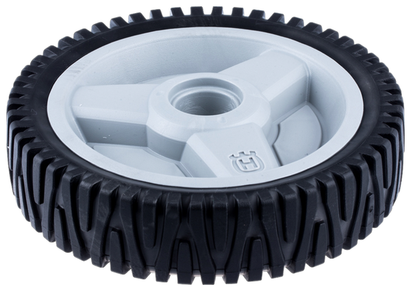 Koło kosiarki LC 356V Husqvarna, czarny bieżnik, biały plastikowy rdzeń z wypustkami, frontalne ujęcie, poziome, logo Husqvarna na obręczy, standardowe proporcje, do montażu w urządzeniach.