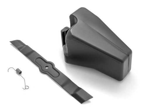 Czarna osłona do kosiarki z łatwością montowaną na uchwycie. W zestawie element mocujący. Osłona o aerodynamicznym kształcie poprawiająca efektywność koszenia. Widok z boku, na jednolitym tle.