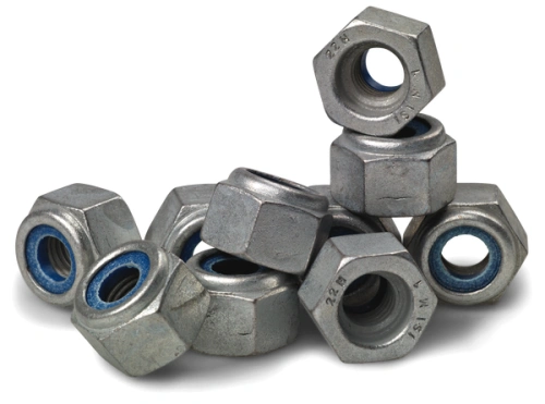 Śruba noża kosiarki GX 560 Husqvarna w kolorze metalicznym, z niebieską uszczelką. Ułożona w grupie, widoczna z boku, pod kątem. Roczniki lub oznaczenia nieczytelne. Elementy montażowe z sześciokątnymi głowicami, o średnicy 22 mm.