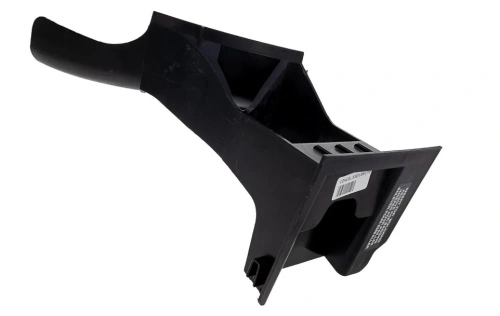 Wkładka kosiarki LC 153S Husqvarna w kolorze czarnym, wykonana z tworzywa sztucznego. Produkt leży na białym tle, ukazując widoczne otwory mocujące oraz gładką fakturę. Z przodu znajduje się etykieta z kodem kreskowym oraz napisy informacyjne.