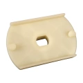Wspornik noża kosiarki LC 141C Husqvarna w kolorze jasnym, wykonany z tworzywa sztucznego. Prosta, prostokątna forma z dwoma bocznymi mocowaniami i centralnym otworem. Produkt leży na białym tle, prezentując szczegóły konstrukcyjne.