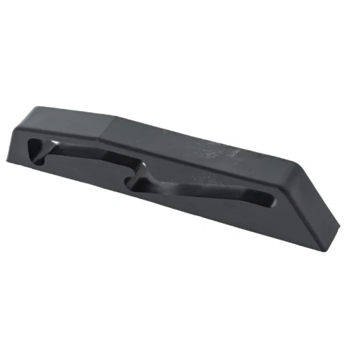 Ogranicznik kosiarki GX 560 Husqvarna w kolorze czarnym, wykonany z tworzywa sztucznego, o prostokątnym kształcie z wyprofilowaniem, leżący na płaskiej powierzchni. Z przodu znajduje się niewielkie zagłębienie ułatwiające chwytanie.