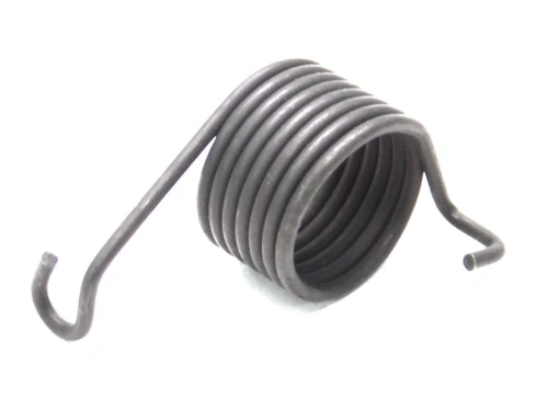 Sprężyna p53-625d do kosiarki LC 153S Husqvarna, czarna, spiralna, z widocznymi końcówkami zakończonymi haczykami. Ułożona poziomo, w zamkniętej formie, na białym tle, ukazując kształt oraz fakturę materiału.