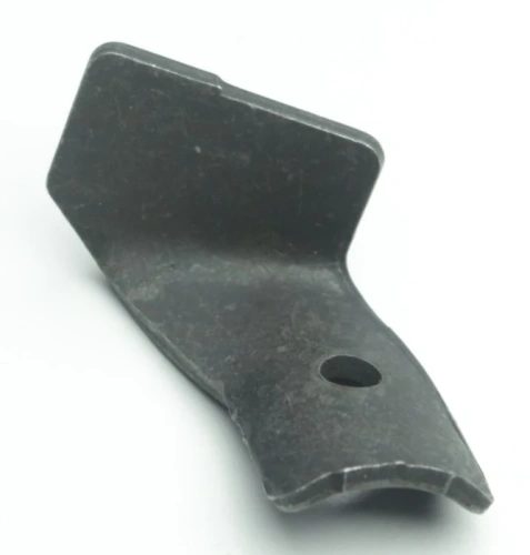 Wspornik uchwytu r145/152 do kosiarki Husqvarna LB 155S, stalowy z matową powierzchnią. Zbliżenie na część montażową z otworem do mocowania na jasnym tle.