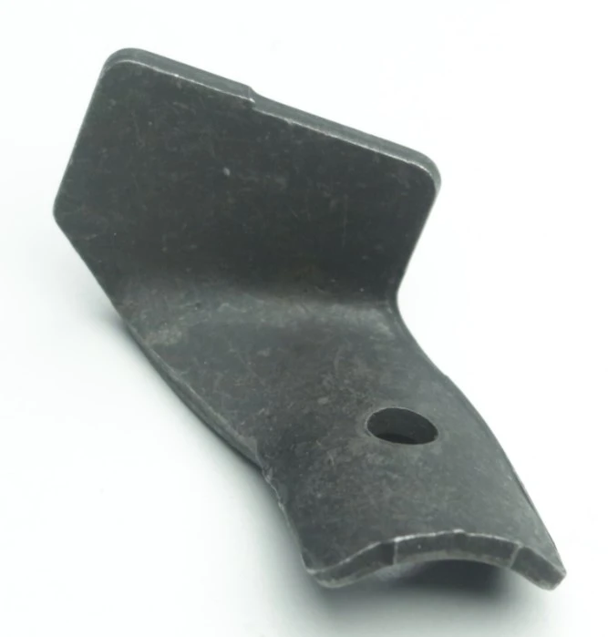 Wspornik uchwytu r145/152 do kosiarki Husqvarna LB 155S, stalowy z matową powierzchnią. Zbliżenie na część montażową z otworem do mocowania na jasnym tle.