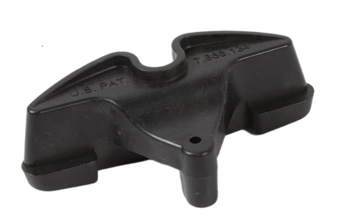 Czarny wspornik kosiarki LC 356 AWD Husqvarna z tworzywa, o zaokrąglonym kształcie. Widoczny z boku na białym tle, z otworami montażowymi, zapewnia stabilizację urządzenia.