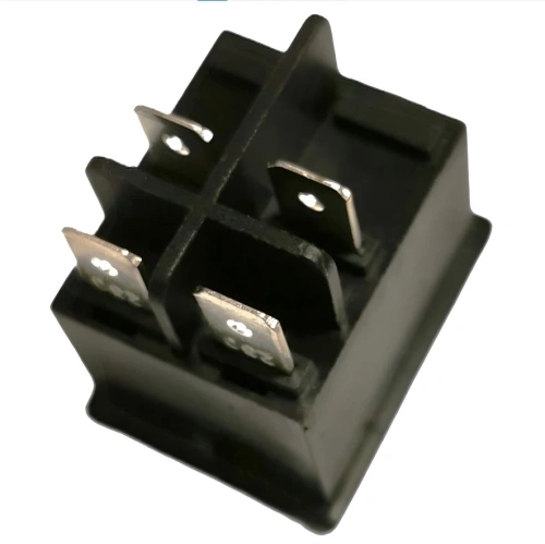 Wyłącznik kosiarki LC 247i Husqvarna w kolorze czarnym, z metalowymi stykami. Produkt przedstawiony z góry, w pozycji leżącej. Widoczne cztery piny do podłączenia. Gładka, matowa faktura obudowy, bez dodatkowych oznaczeń lub logo.