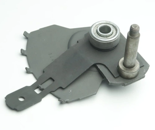 Regulator wysokości kosiarki LB 155S Husqvarna, metalowy element z łożyskiem, z ujawnionym ostrzem i uchwytem. Widok z góry, w pozycji leżącej na białym tle, bez dodatkowych elementów.