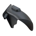 Zsyp kosiarki Husqvarna LC 353AWD, czarny, lekko zakrzywiony. Widok z boku na jednolitym tle, z mocowaniem i półwałkiem. Służy do efektywnego odprowadzania trawy po koszeniu.