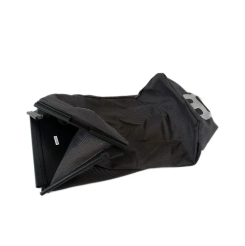 Worek kosiarki LC 353AWD Husqvarna, czarny, wykonany z materiału tekstylnego, z gipsem na górze. Produkt leży na płaskiej powierzchni, z wyraźnym logo Husqvarna. Otwarta konstrukcja ukazuje wnętrze i strukturę.