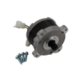 Silnik 750W do kosiarki LC 247i Husqvarna, okrągły korpus w metalicznym kolorze z czarnym wykończeniem. Widoczna oś na środku, z przewodami podłączeniowymi. Obok śruby mocujące. Produkt w pozycji stojącej, na białym tle.