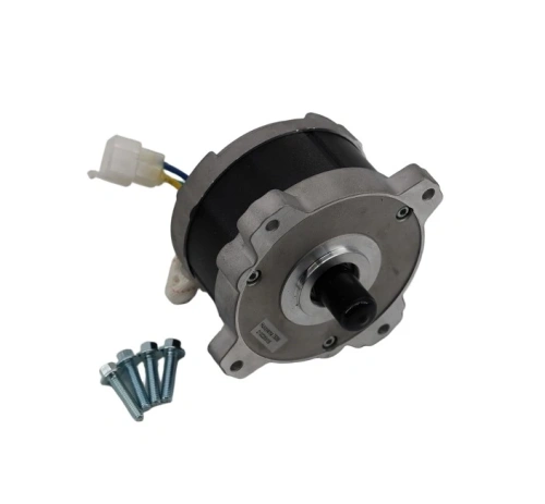 Silnik 750W do kosiarki LC 247i Husqvarna, okrągły korpus w metalicznym kolorze z czarnym wykończeniem. Widoczna oś na środku, z przewodami podłączeniowymi. Obok śruby mocujące. Produkt w pozycji stojącej, na białym tle.