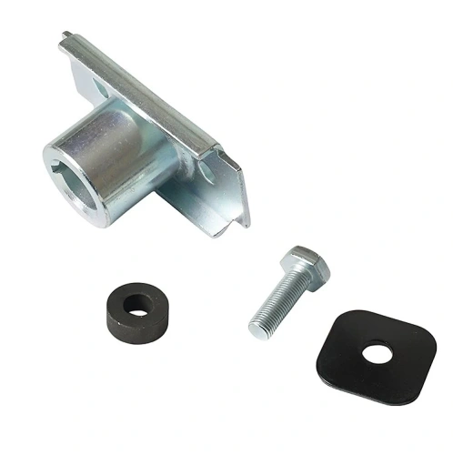 Wspornik kosiarki LB 256S Husqvarna w kolorze metalicznym, z otworem na śruby. W skład zestawu wchodzi także czarna podkładka oraz śruba. Elementy ułożone na białym tle, ukazujące detale mocowania i konstrukcję. Produkt w nowym stanie.