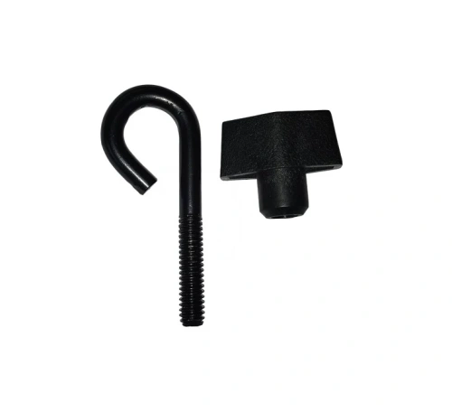 Czarny prowadnik kosiarki LC 353AWD Husqvarna, z metalowym hakowym zakończeniem oraz prostokątną podstawą. Widok z boku, ukazujący szczegóły gwintu i fakturę materiału. Przeznaczony do montażu w kosiarkach, zapewnia stabilność narzędzia.