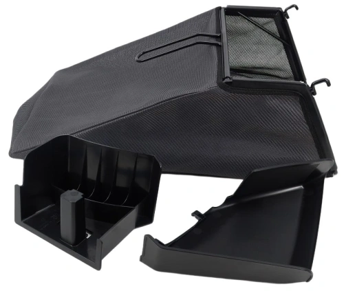 Worek na trawę do kosiarki LC 356VP Husqvarna, czarny materiał z siatki, z mocowaniem. Produkt leży na płaskiej powierzchni, ukazując jego kształt i detale konstrukcyjne. W zestawie znajdują się elementy mocujące w kolorze czarnym.