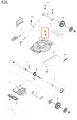 Hak kosiarki LB 251S Husqvarna, metalowy element mocujący, widoczny w zbliżeniu na schemacie. Prezentuje nowoczesny design, z widocznymi detalami mocowania. Ułożony na tle części kosiarki, co wskazuje na jego funkcję w zestawie.