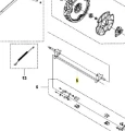 Oś kosiarki LC 140P Husqvarna w kolorze metalicznym, prostokątna, z dwoma mocowaniami po obu stronach. Widok z boku, z elementami montażowymi. Produkt przedstawiony na białym tle, dobrze widoczny i wyraźnie opisany.