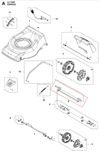 Oś kosiarki LC 140P Husqvarna w kolorze metalicznym, prosta w kształcie, z czytelnymi oznaczeniami. Ujęcie z przodu, przedstawiające mocowania i detale montażowe. Otoczenie neutralne, na białym tle, co podkreśla elementy konstrukcyjne.