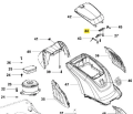 Zawias kosiarki LC 141iV Husqvarna, metalowy, matowy, w kształcie prostokąta, z widocznymi otworami montażowymi. Ujęcie frontalne, produkt leżący na neutralnym tle. Część z oznaczeniem numer 44, stworzona do łatwego mocowania.
