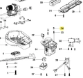 Korek kosiarki LC 141iV Husqvarna, widoczny z boku, w kolorze czarnym, z matową powierzchnią. Obok inne elementy montażowe i akcesoria. Widziane detale, takie jak otwory mocujące i oznaczenia numerów części. Tło białe, co podkreśla produkt.