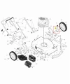 Regulator wysokości kosiarki Husqvarna LB 155S, widoczny w zbliżeniu, w formie metalowego elementu w kolorze srebrnym, z oznaczeniem produkcyjnym. Wskazany fragment zamontowany w korpusie kosiarki, bez dodatkowych elementów otoczenia.
