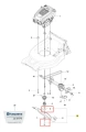 Śruba do kosiarki Husqvarna LC 347V z metalową podkładką, srebrna, z gwintem, widoczna poziomo. Podkładka okrągła na końcu śruby. Do mocowania części kosiarki.