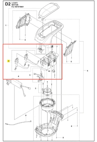 Skrzynka akumulatora do kosiarki LC 247i Husqvarna, widoczna z boku, z wtyczkami oraz mocowaniami. Kolor czarny, plastikowa obudowa, z wyraźnymi detalami montażowymi. Elementy rozmieszczone na schemacie technicznym, ukazując ich położenie.