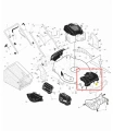 Osłona kosiarki LC 356 AWD Husqvarna w kolorze czarnym, wykonana z tworzywa sztucznego. Przedstawiona w ujęciu z boku z widocznym detalem otworów montażowych. Element z przeznaczeniem do ochrony mechanizmu kosiarki, umieszczony na białym tle.