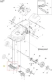 Osłona kosiarki LC 253S Husqvarna, prezentowana z boku, ukazuje element w kształcie prostokąta. Wykonana z wytrzymałego, czarnego materiału. Widoczne otwory montażowe oraz logo Husqvarna w prawym górnym rogu. Tło proste, białe.
