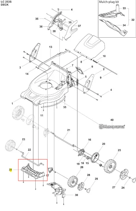 Osłona kosiarki LC 253S Husqvarna, prezentowana z boku, ukazuje element w kształcie prostokąta. Wykonana z wytrzymałego, czarnego materiału. Widoczne otwory montażowe oraz logo Husqvarna w prawym górnym rogu. Tło proste, białe.