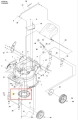 Pokrywa kosiarki LC 551iV Husqvarna, w kolorze czarnym, wykonana z tworzywa sztucznego. Widok z boku, z ukazanym otworem umieszczonym na centralnej części. Na pokrywie brak widocznych oznaczeń lub logo. Produkt zamontowany na korpusie kosiarki.