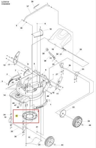 Pokrywa kosiarki LC 551iV Husqvarna, w kolorze czarnym, wykonana z tworzywa sztucznego. Widok z boku, z ukazanym otworem umieszczonym na centralnej części. Na pokrywie brak widocznych oznaczeń lub logo. Produkt zamontowany na korpusie kosiarki.