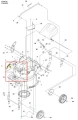 Silnik kosiarki LC 551iV Husqvarna, z widoczną obudową i elementami mocującymi. Kąt ujęcia z góry, ukazuje detale konstrukcyjne. Na jej powierzchni brak widocznych napisów. W tle proste, białe, co sprawia, że produkt jest dobrze widoczny.