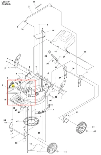Silnik kosiarki LC 551iV Husqvarna, z widoczną obudową i elementami mocującymi. Kąt ujęcia z góry, ukazuje detale konstrukcyjne. Na jej powierzchni brak widocznych napisów. W tle proste, białe, co sprawia, że produkt jest dobrze widoczny.