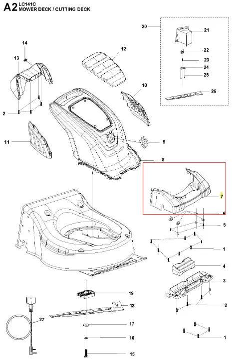 Czarna osłona kosiarki LC 141C Husqvarna z trwałego plastiku, z widocznymi mocowaniami, widok z góry na strukturę i miejsce na silnik, na prostym tle podkreślającym funkcjonalny design.