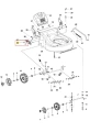 Śruba kosiarki LC 141C Husqvarna, metalowa, o cylindrycznym kształcie. Widoczna z boku, zaznaczona w schemacie montażowym. Wymiary i szczegóły techniczne nie są podane. Zdjęcie na białym tle, z innymi częściami urządzenia w tle.
