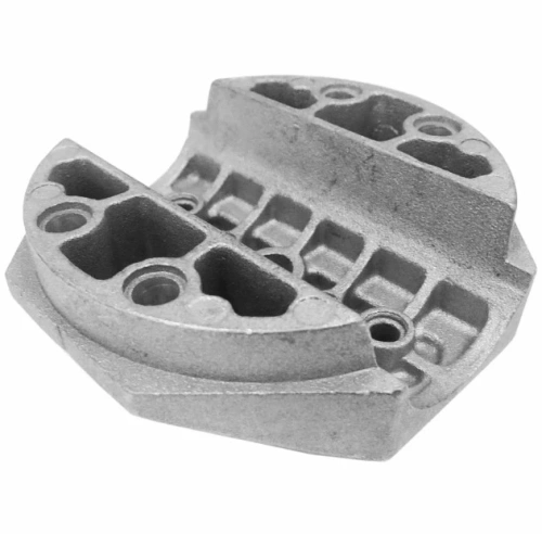 Wspornik uchwytu kosiarki LC 48VE Husqvarna, aluminiowy, srebrny, o niskoprofilowym kształcie. Widoczny widok z boku, z otworami mocującymi i teksturą materiału. Produkt leży na jednolitym tle, podkreślając detale konstrukcyjne oraz formę.