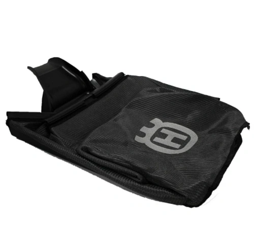 Czarny worek na trawę do kosiarki Husqvarna WC 48S z siateczkowego materiału, z logo, elastycznym zamkiem i bocznymi uchwytami, ułatwiający zbieranie skoszonej trawy.